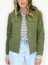 Load image into Gallery viewer, CAPTIVATING JACKET // OLIVE
